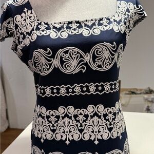 Medium Cartise Blue and Ivory Lined Sleeveless Top